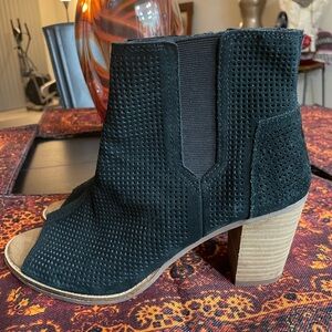 EUC TOM’S BLACK VENTED SUEDE LEATHER ZIP IP SIDE OPEN TOE BOOTIES STACKED HEEL 9